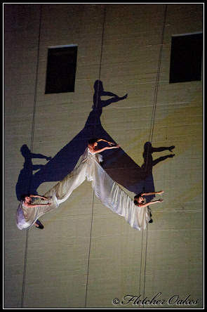 _AZC6783-mini bandaloop dancers